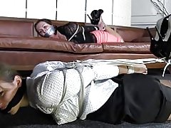 Dwie dziewczyny hogtied