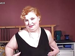 Wielkie amatorskie babcie z ulubioną zabawkę czarny